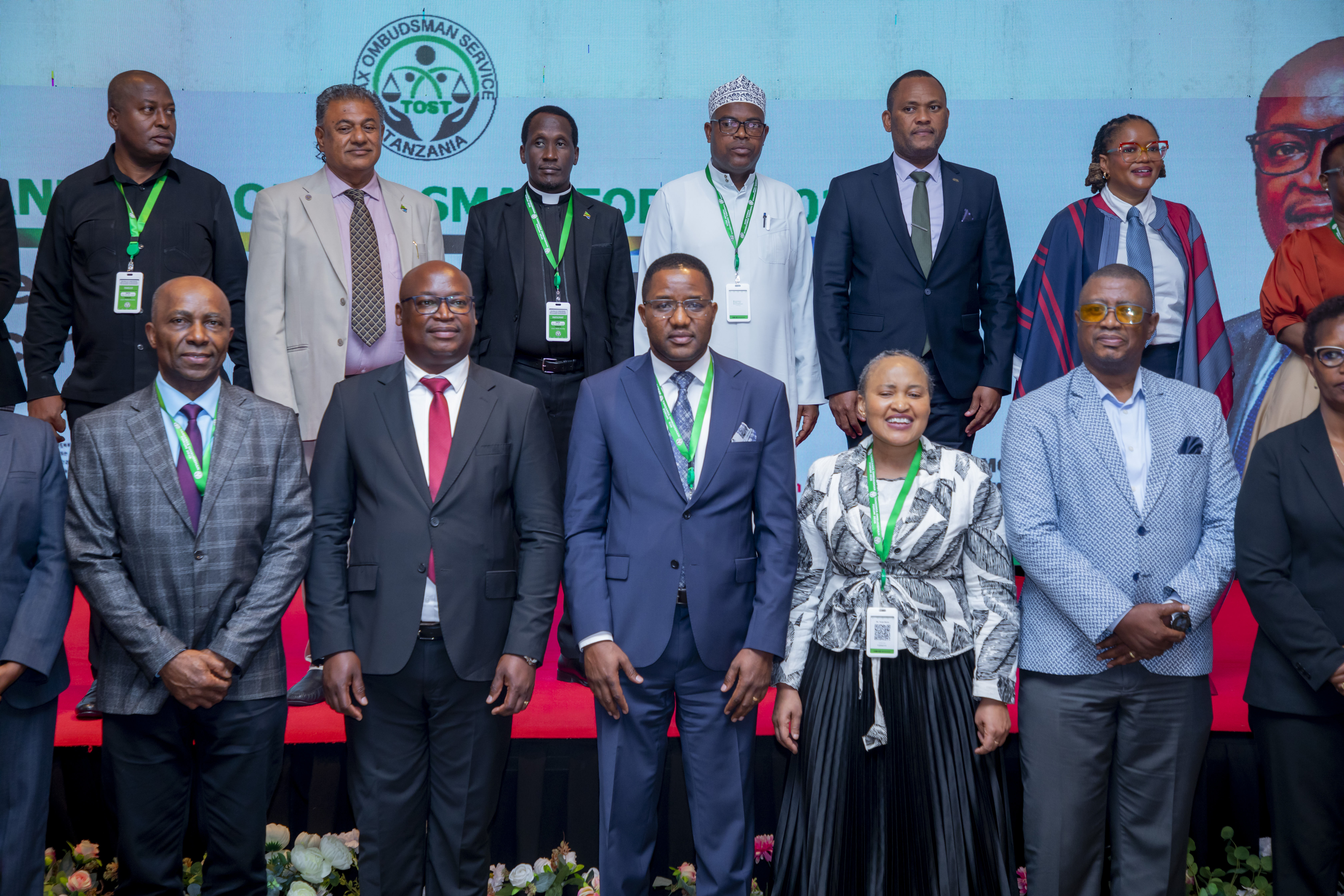 Picha ya makundi mbalimbali ya washiriki pamoja na Mgeni Rasmi, Mheshimiwa Dennis Londo, Naibu Waziri wa Viwanda na Biashara wa Jamhuri ya Muungano wa Tanzania, katika siku ya kufunga Mkutano wa Masuala ya Usuluhishi (Tanzania Ombudsman Forum 2026), uliofanyika tarehe 8 Septemba 2026 katika Hoteli ya Gran Meliá, jijini Arusha.