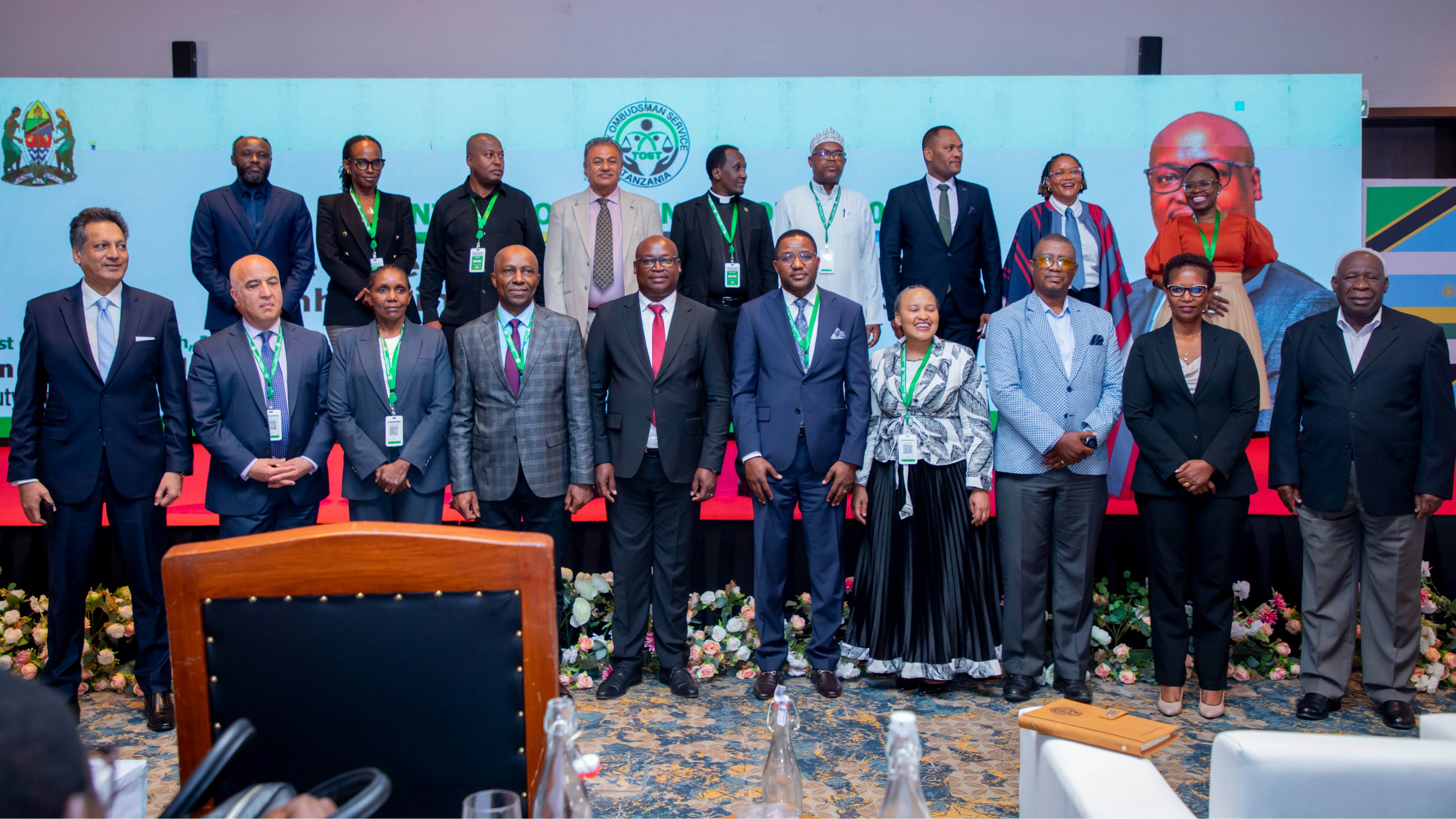 Picha ya makundi mbalimbali ya washiriki pamoja na Mgeni Rasmi, Mheshimiwa Dennis Londo, Naibu Waziri wa Viwanda na Biashara wa Jamhuri ya Muungano wa Tanzania, katika siku ya kufunga Mkutano wa Masuala ya Usuluhishi (Tanzania Ombudsman Forum 2026), uliofanyika tarehe 8 Septemba 2026 katika Hoteli ya Gran Meliá, jijini Arusha.